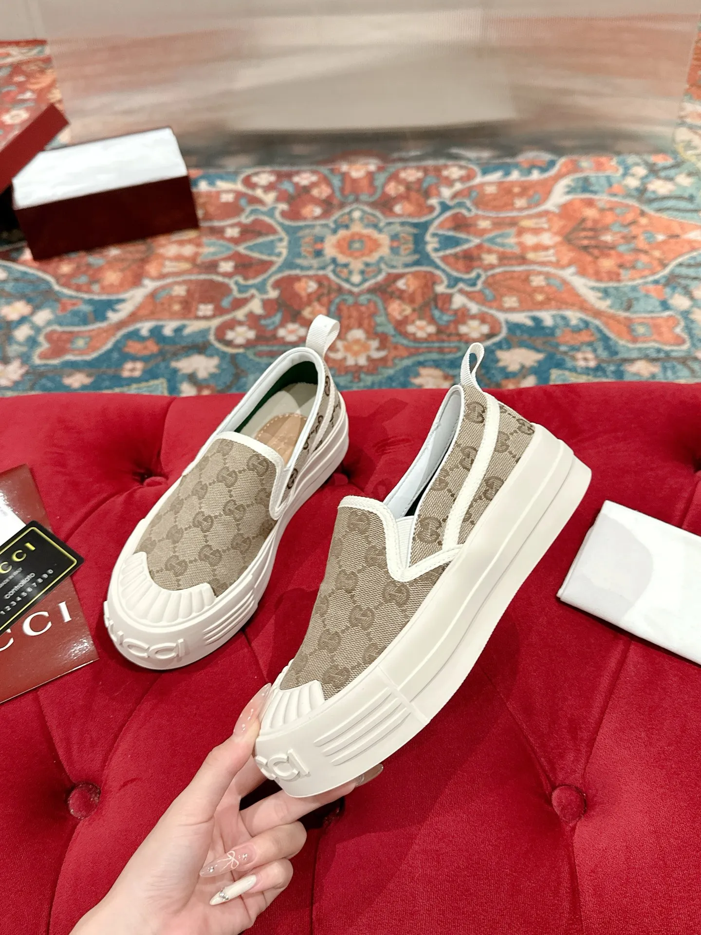 👟👟Ex-factory price 520👟👟 Women's models are new🆕 Arrival Gucci tennis 1977 classic Loft series canvas shoes... 2025 hot recommended model, G+1977×Disney cooperation series... GG canvas is made of finished products and incorporates brand elements. The retro style is rich, the classics and feelings are perfect for recall! Each color fabric developed by the original version is customized by the original version, and we pursue the ultimate in large-scale products! Market-level top version ⚠ Fabric: Customized GG cloth electric embroidery/5D washed distressed canvas Lining: Customized terry cloth lining (the feet are fitted and cannot be disassembled) Outsole: Original molded TPU two-color outsole Size: 35-40 (41 customized)